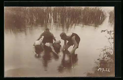 Foto-AK Familienfoto im Wasser, Bademode