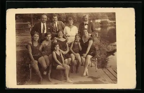 Foto-AK Familienfoto in Badesachen