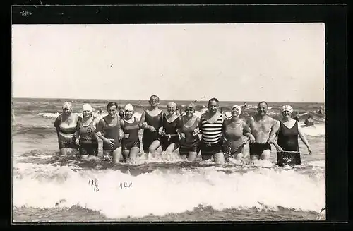 Foto-AK Familienausflug zum Strand, Bademode