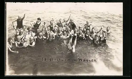 Foto-AK Gruppenfoto im Meer, Handstand Unterwasser