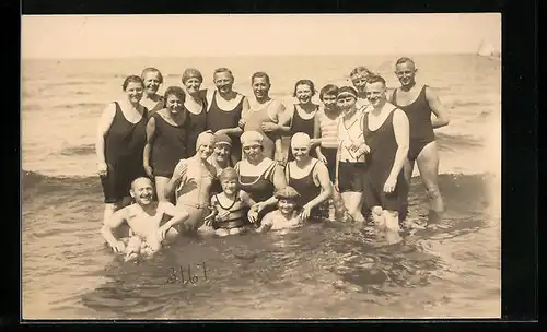 Foto-AK Familie in Badeanzügen