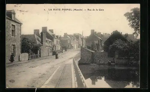 AK La Haye-Pesnel, Rue de la Gare