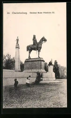 AK Berlin-Charlottenburg, Kinder am Denkmal Kaiser Friedrich III.