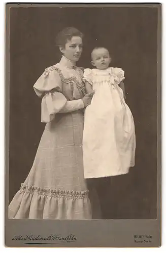 Fotografie Albert Gudenrath u. Sohn, Heide i. H., junge Mutter mit ihrem Töchterchen auf dem Arm
