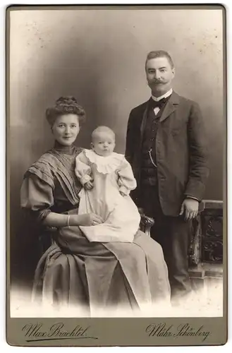 Fotografie Max Brachtel, Mährisch Schönberg, junge Familie Nefferl mit ihrem Töchterchen auf dem Schoss, 1908