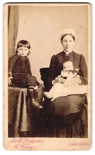 Fotografie J. & W. Dodhshon, Carlisle, englische Mutter im dunklen Kleid mit Kleinkind auf dem Schoss nebst Schwesterchen