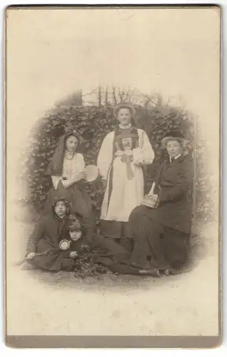 Fotografie unbekannter Fotograf und Ort, Mutter mit ihren vier Kindern in Verkleidung zum Fasching, 1907