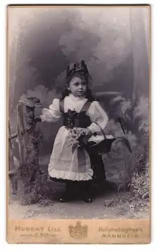 Fotografie Hubert Lill, Mannheim, kleines niedliches Mädchen als Rotkäppchen mit Blumenkorb im Atelier