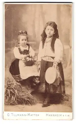 Fotografie G. Tillmann-Matter, Mannheim, zwei kleine Mädchen als Vagabundinnen / Zigeuner verkleidet mit Tamburin