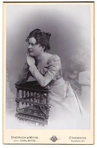 Fotografie Dietrich & Witte, Chemnitz, hübsche junge Frau im hellen Kleid mit Perlenkette, 1901