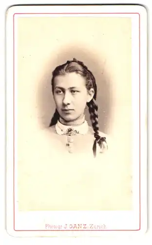 Fotografie J. Ganz, Zürich, junge Schweizerin mit geflochtenen Zöpfen und Brosche