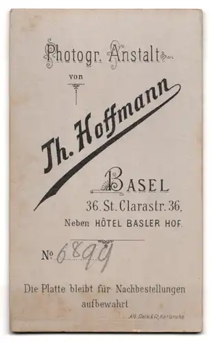 Fotografie Th. Hoffmann, Basel, Amme in Dienstuniform mit jungen Schützling im Arm