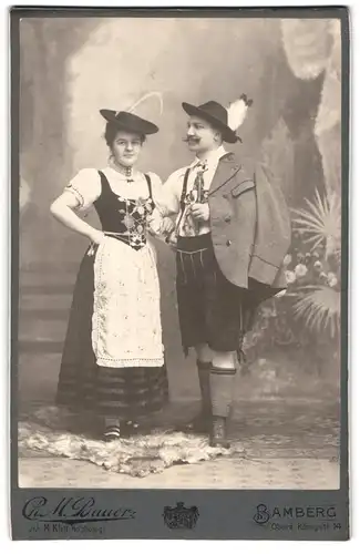Fotografie Ch. M. Bauer, Bamberg, junges Paar in bayrischer Tracht mit Dirndl und Lederhose