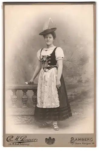 Fotografie Ch. M. Bauer, Bamberg, junge Dame im bayrischen Trachtenkleid Dirndl posiert im Atelier