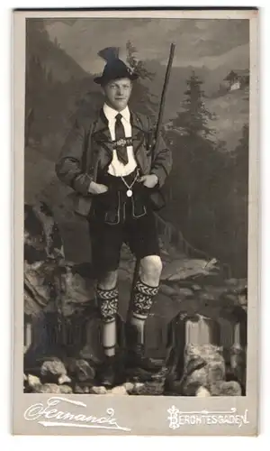 Fotografie Fernande, Berchtesgaden, junger Mann in bayrischer Tracht mit Lederhose und Wanderstock