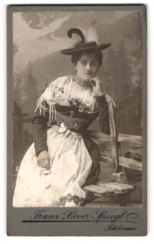Fotografie Franz Xaver Spiegl, München, junge Frau im Trachtenkleid aus Bayern mit Federhut