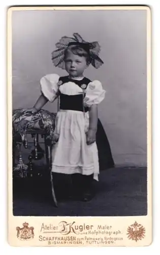 Fotografie F. Kugler, Schaffhausen, junges Mädchen im Trachtenkleid mit Kopfbedeckung