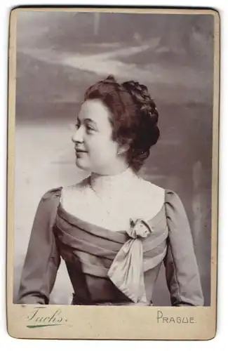 2 Fotografien Fuchs, Prag, Portrait hübsche junge Dame im schicken Kleid mit geflochtenen Haaren, 1901