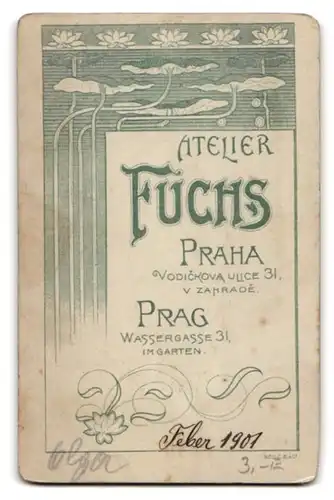 2 Fotografien Fuchs, Prag, Portrait hübsche junge Dame im schicken Kleid mit geflochtenen Haaren, 1901