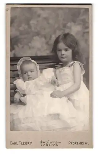 2 Fotografien Carl Fleury, Pforzheim, niedliches Mädchen im weissen Kleid mit ihrem Schwesterchen als Baby, kuscheln