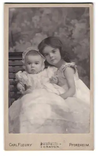 2 Fotografien Carl Fleury, Pforzheim, niedliches Mädchen im weissen Kleid mit ihrem Schwesterchen als Baby, kuscheln