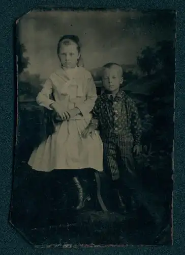 Fotografie Ferrotypie junger Knabe in gestreifter Hose mit gemustertem Hemd nebst seiner Schwester im hellen Kleid