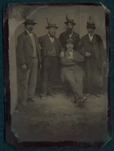 Fotografie Ferrotypie fünf Herr in Anzügen mit Hut posieren im provisorischen Atelier, Boden aus Sand