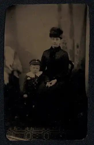 Fotografie Ferrotypie junge Mutter im dunklen Kleid mit ihrem Sohn im Atelier