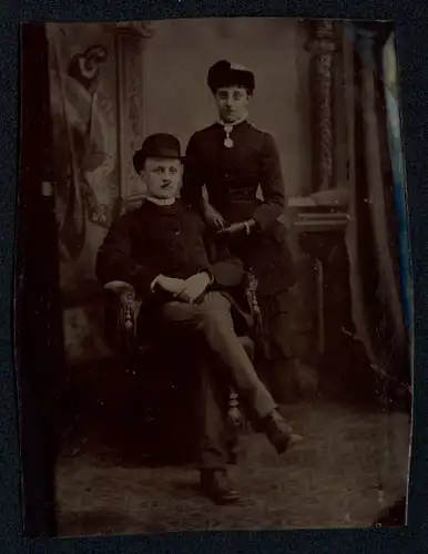 Fotografie Ferrotypie junges Paar im dunklen Kleid mit Lederhandschuhen und Mann im Anzug mit Melone