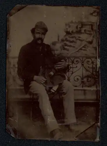 Fotografie Ferrotypie Vater in einfacher Arbeiterkleidung mit seinem Kind auf dem Schoss