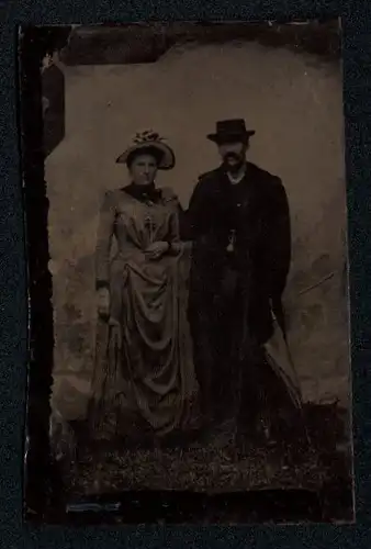 Fotografie Ferrotypie Paar im gestreiften Kleid und im dunklen Anzug mit Schirm und Hut
