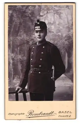 Fotografie Rembrandt, Basel, junger schweizer Soldat in Uniform Rgt. 21 mit Bajonett