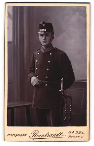 Fotografie Rembrandt, Basel, schweizer Soldat in Uniform Rgt. 23 mit Bajonett