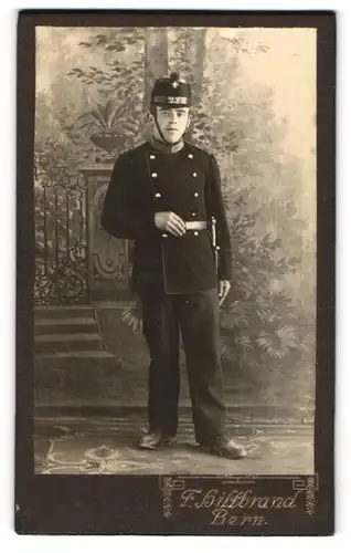 Fotografie F. Hiltbrand, Bern, schweizer Soldat in Uniform Rgt. 23 mit Tschako