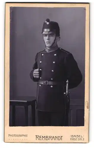 Fotografie Rembrandt, Basel, Soldat der Schweiz in Uniform Rgt. 25 mit Tschako und Bajonett