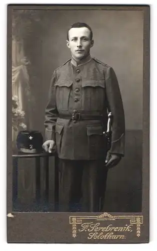 Fotografie S. Serebrenik, Solothurn, schweizer Soldat in Feldgrau Uniform Rgt. 2 mit Tschako