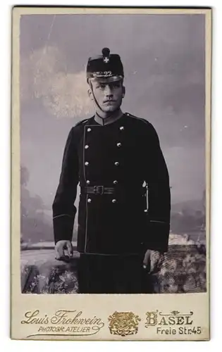 Fotografie Louis Frohwein, Basel, schweizer Soldat in Uniform Rgt. 22 mit Tschako