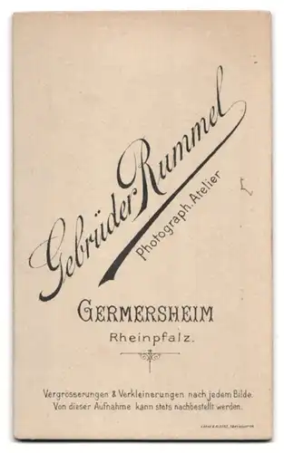 Fotografie Gebrüder Rummle, Germersheim, Soldat in Uniform mit Säbel und Pickelhaube Rosshaarbusch auf dem Tisch