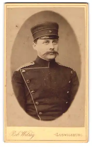 Fotografie Rob. Wetzig, Ludwigsburg, Einjährig-Freiwilliger Chevauleger F. Bach in Uniform, 1907