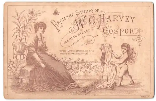Fotografie W. C. Harvey, Gosport, nackte Fee macht Foto mit einer Plattenkamera von junger Dame