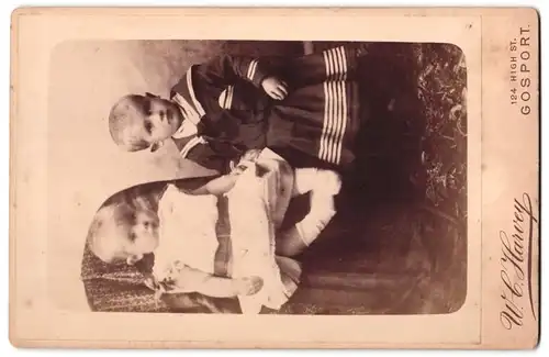 Fotografie W. C. Harvey, Gosport, nackte Fee macht Foto mit einer Plattenkamera von junger Dame