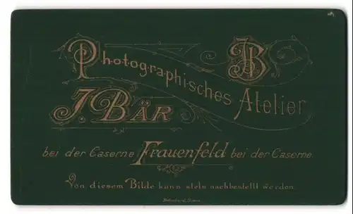 Fotografie J. Bär, Frauenfeld, Monogramm des Fotografen und Anschrift des Ateliers