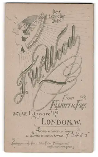 Fotografie F. W. Wood, London, 347 /349 Edgware Rd., Putto richtete einen Scheinwerfer auf Fotografenanschrift aus
