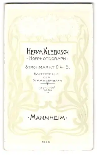 Fotografie Herm. Klebusch, Mannheim, Stohmarkt 4-5, Blühende Blumen als Verzierung um die Anschrift des Fotografen