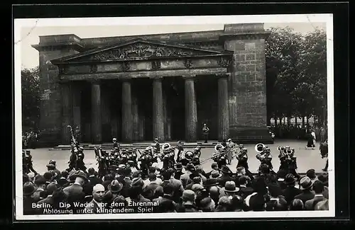 AK Berlin, Die Wache vor dem Ehrenmal, Ablösung unter klingendem Spiel