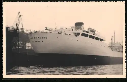 Fotografie Tankschiff Tina Onassis im Hafen von Hamburg 1953