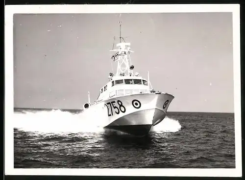 Fotografie Kriegsschiff Torpedo-Schnellboot 2758 in voller Fahrt