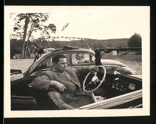 Fotografie Auto Cabrio, stolzer Fahrer stitz lässig im Cabriolet