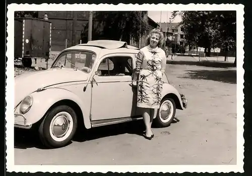 Fotografie Auto VW Käfer, Dame neben Volkswagen mit Faltdach