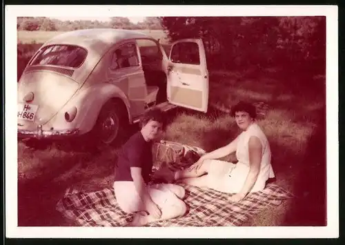 Fotografie Auto VW Käfer, Damen beim Picknick neben Volkswagen mit Kennzeichen Hannover